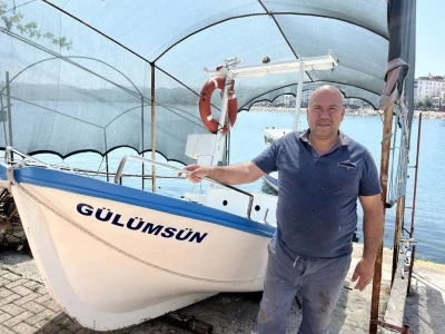 Mobilya ustası, &lsquo;g&uuml;l&uuml;ms&uuml;n&rsquo; ismini verdiği kayığı ile &ccedil;ocukluk hevesini gideriyor
