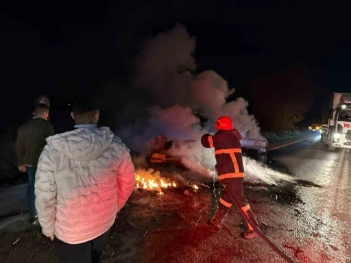 Mobilya y&uuml;kl&uuml; kamyonet alev alev yandı