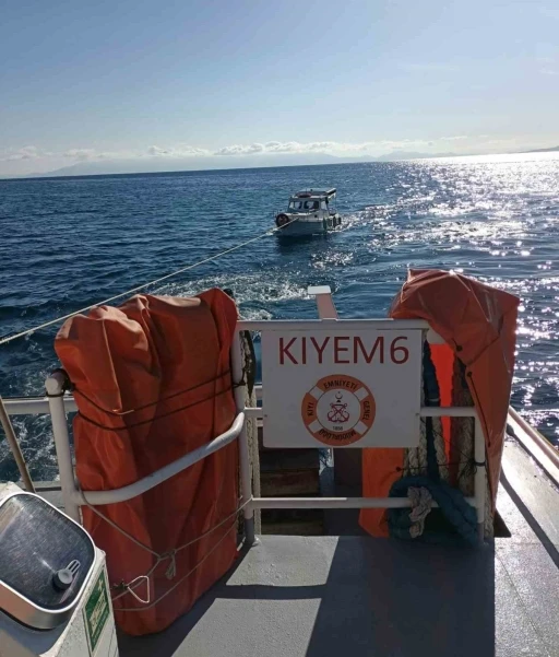 Motor arızası sonrası s&uuml;r&uuml;klenen 7 metrelik tekneyi Kıyı Emniyet ekipleri kurtardı
