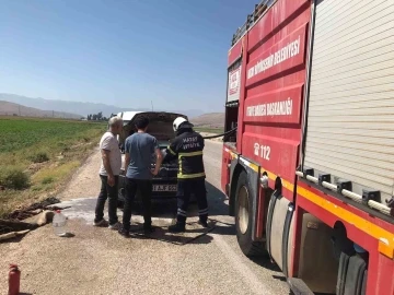 Motor kısmı yanan ara&ccedil;ta maddi hasar oluştu
