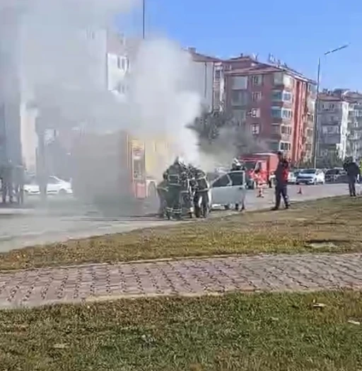Motor kısmından yangın &ccedil;ıkan otomobilde maddi hasar oluştu
