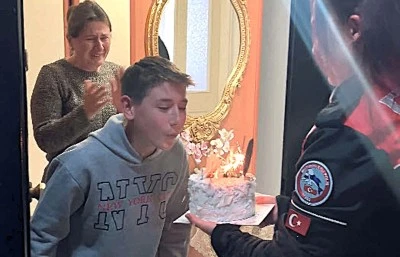 Motorize polis ekibinden merhum silah arkadaşlarının &ccedil;ocuğuna s&uuml;rpriz kutlama