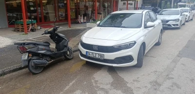 Motorlu bisiklet otomobile &ccedil;arptı
