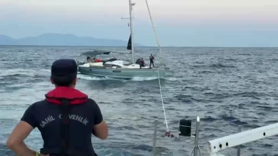 Motoru arızalanıp s&uuml;r&uuml;klenen teknedeki İsrail uyruklu 2 kişiyi Sahil G&uuml;venlik ekipleri kurtardı