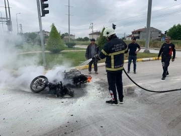 Motosiklet alev aldı yangın t&uuml;p&uuml;yle s&ouml;nd&uuml;rd&uuml;
