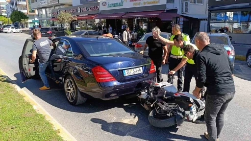 Motosiklet başka bir araca yol vermek i&ccedil;in duran otomobilin altına girdi: 2 yaralı
