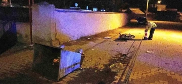 Motosiklet &ccedil;&ouml;p konteynerine &ccedil;arptı: 2 ağır yaralı
