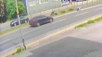 Motosiklet havada takla attı, s&uuml;r&uuml;c&uuml; metrelerce s&uuml;r&uuml;klendi
