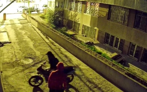 Motosiklet hırsızları polisten ka&ccedil;amadı
