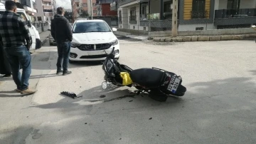 Motosiklet ile otomobil &ccedil;arpıştı, ehliyetsiz &ccedil;ocuk s&uuml;r&uuml;c&uuml; yaralandı
