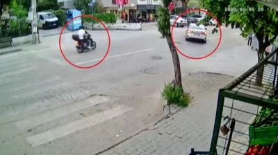 Motosiklet ile otomobilin &ccedil;arpıştığı kazada 2 kişi yaralandı