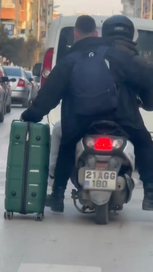 Motosiklet ile valiz taşıma y&ouml;netimi g&ouml;renleri şaşırttı
