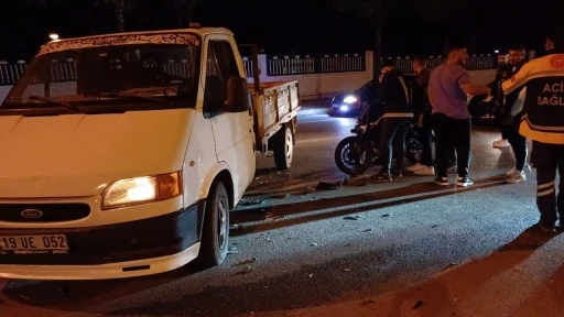 Motosiklet kamyonete &ccedil;arptı: 1 yaralı
