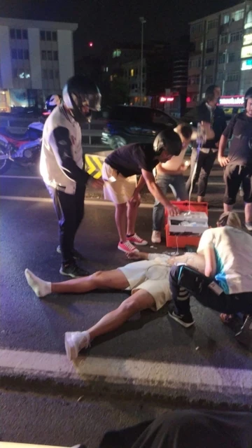 Motosiklet kazası yapan &ccedil;iftin yardımına yoldan ge&ccedil;en sağlık ekipleri koştu

