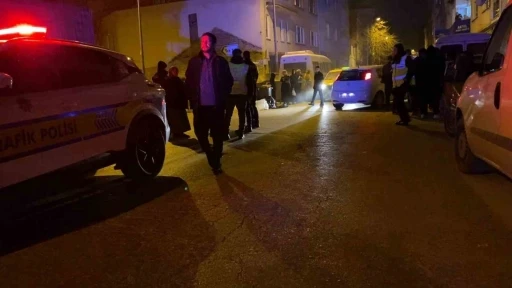 Motosiklet oyun oynayan &ccedil;ocuklara &ccedil;arptı: 2 yaralı