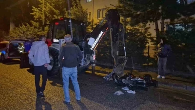 Motosiklet, park halindeki 10 tonluk iş makinesine &ccedil;arptı: 2 Yaralı
