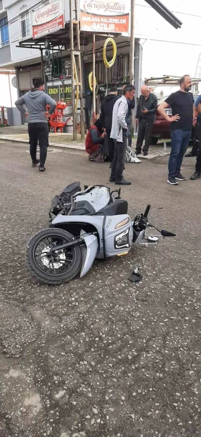 Motosiklet, park halindeki otomobile &ccedil;arptı: 1 yaralı
