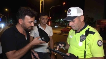 Motosiklet s&uuml;r&uuml;c&uuml;lerine sıkı denetim: "Kask siparişi verdim" bahanesi cezadan kurtaramadı
