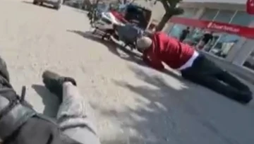 Motosiklet s&uuml;r&uuml;c&uuml;s&uuml; yayalara &ccedil;arpmamak i&ccedil;in kendini feda etti
