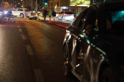 Motosiklet s&uuml;r&uuml;c&uuml;s&uuml;n&uuml;n hayatını kaybettiği kaza g&uuml;venlik kamerasına yansıdı
