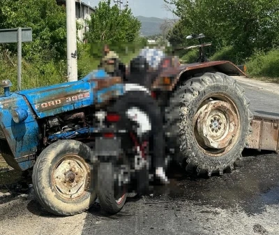 Motosiklet trakt&ouml;re ok gibi saplandı: 3 &ouml;l&uuml;
