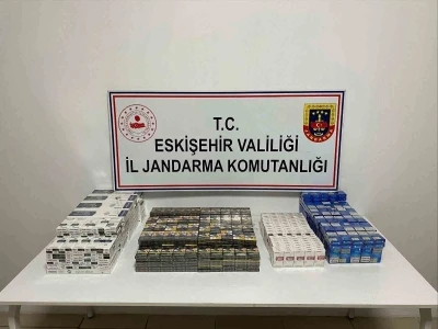 Motosiklet &uuml;zerinde bin 100 ka&ccedil;ak sigara ele ge&ccedil;irildi
