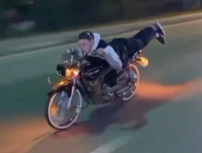 Bursa'da motosiklet &uuml;zerinde tehlikeli şov