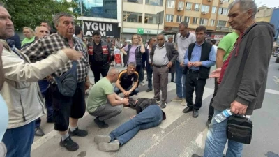 Motosiklet yaya ge&ccedil;idinde yayaya &ccedil;arptı