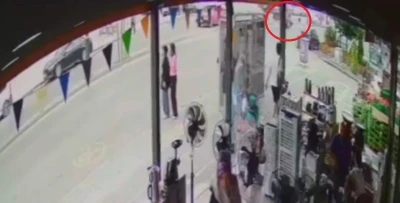 Motosiklet yayaya ardından otomobile &ccedil;arpt: 1 &ouml;l&uuml;, 2 yaralı