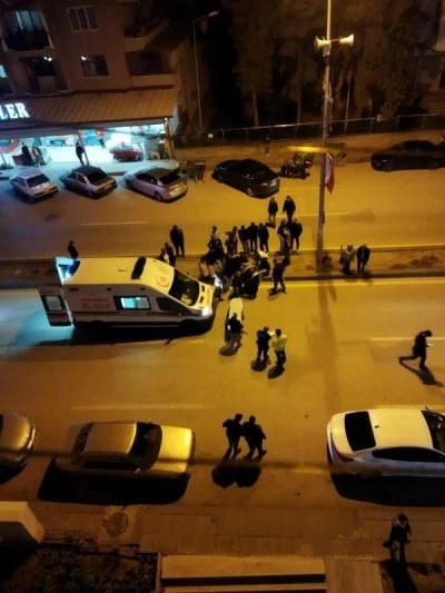 Motosiklet yolun karşısına ge&ccedil;en yayaya &ccedil;arptı: 2 yaralı
