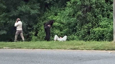 Motosikleti ile seyir halindeyken silahla vuruldu