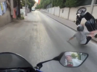 Motosikleti ile tek teker &uuml;zerinde giderken kaza yaptı