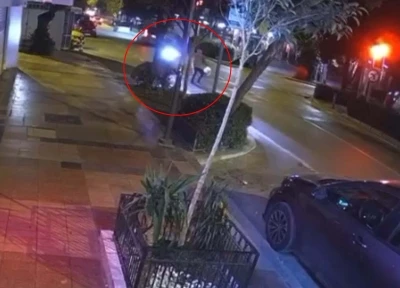 Motosikletin &ccedil;arptığı yaya hayatını kaybetti; kaza kamerada