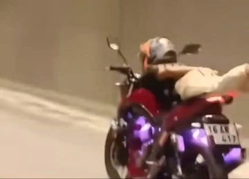 Motosikletin &uuml;zerine uzanarak seyretti