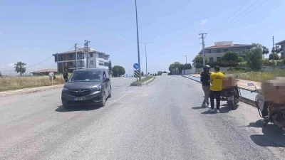 Motosikletiyle hafif ticari araca &ccedil;arptı: 1 yaralı
