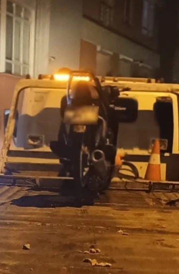 Motosikletle drift atan ehliyetsiz s&uuml;r&uuml;c&uuml;ye 51 bin TL ceza
