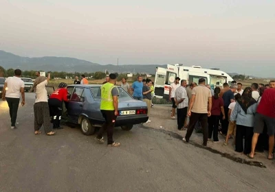 Motosikletle otomobil &ccedil;arpıştı: 3 yaralı