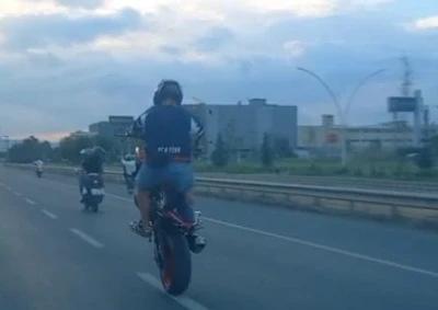 Motosikletlilerin tehlikeli yolculuğu...