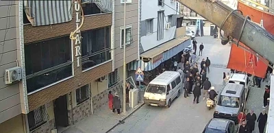 Motosikletliye &ccedil;arpmamak i&ccedil;in bakkala girdi