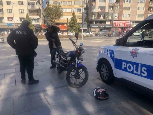 Motosikletliyi kaskıyla d&ouml;vd&uuml;, kanlar i&ccedil;inde kaldı
