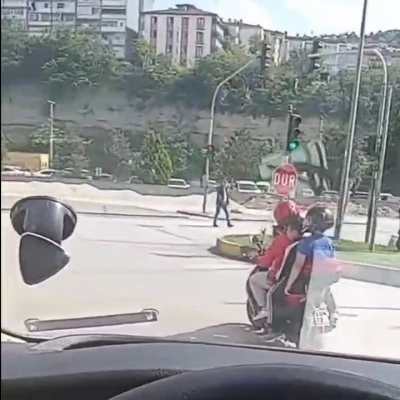 Motosiklette 4 kişilik tehlikeli yolculuk kamerada
