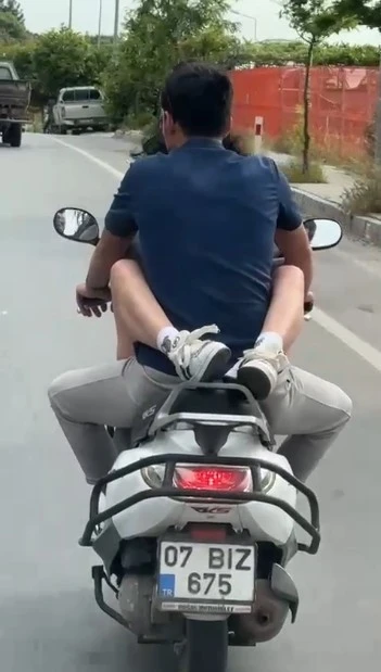 Motosiklette kucağında yolcu taşıyan s&uuml;r&uuml;nce 32 bin TL ceza
