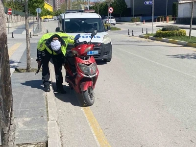 Motosikletten d&uuml;şen s&uuml;r&uuml;c&uuml; yaralandı
