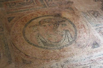 Mozaikteki madalyon Roma askeri birliğinin simgesi &ccedil;ıktı
