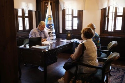 Mudanya Belediye Başkanı Deniz Dalgı&ccedil; vatandaşlarla randevusuz ve y&uuml;z y&uuml;ze g&ouml;r&uuml;ş&uuml;yor