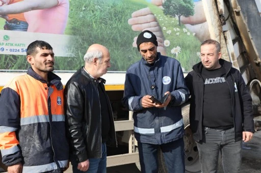 Mudanya Belediyesi temizlik iş&ccedil;isi buluğu para dolu c&uuml;zdanı sahibine ulaştırdı