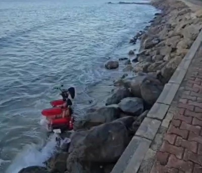 Mudanya'da 3 kişinin bulunduğu elektrikli motosiklet denize u&ccedil;tu