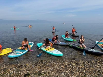 Mudanya'da ayakta k&uuml;rek s&ouml;rf&uuml; heyecanı