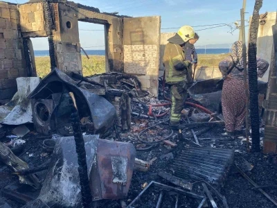 Mudanya'da  bir ev k&uuml;le d&ouml;nd&uuml;, yanındaki bina hasar g&ouml;rd&uuml;