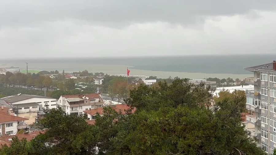 Mudanya'da denizin rengi kahverengiye d&ouml;nd&uuml;